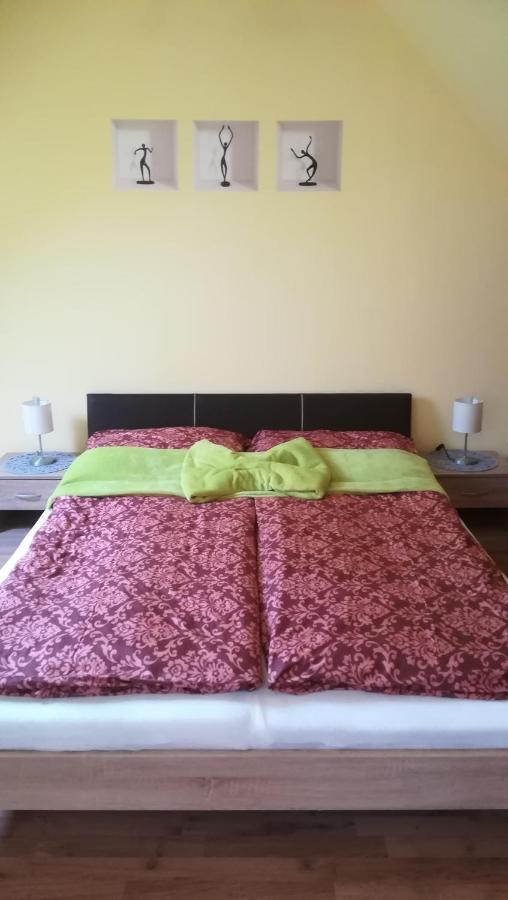 Ma-Ja Apartman Бік Екстер'єр фото